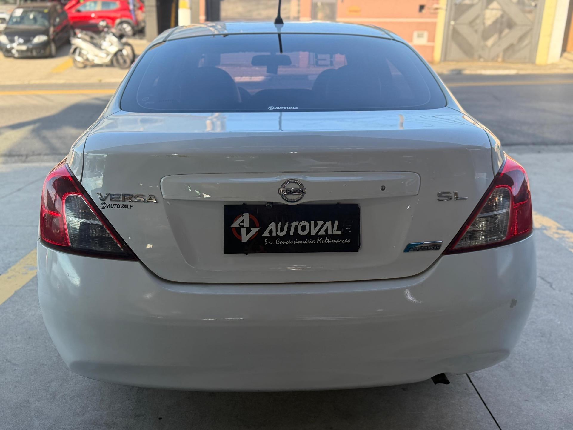 NISSAN Versa Sedan - Foto