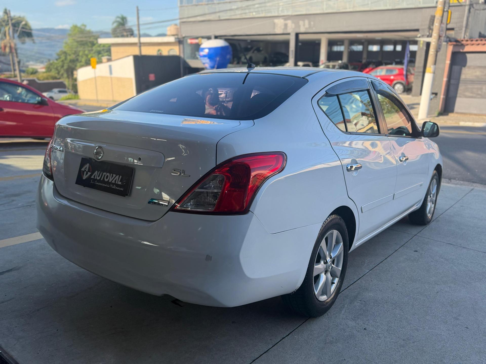 NISSAN Versa Sedan - Foto