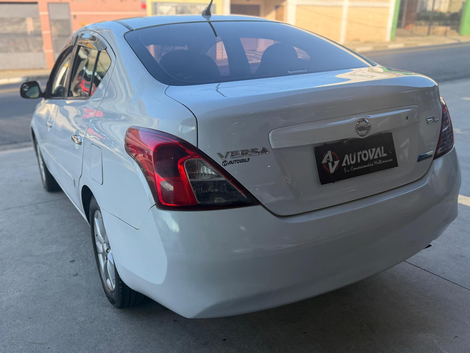 NISSAN Versa Sedan - Foto