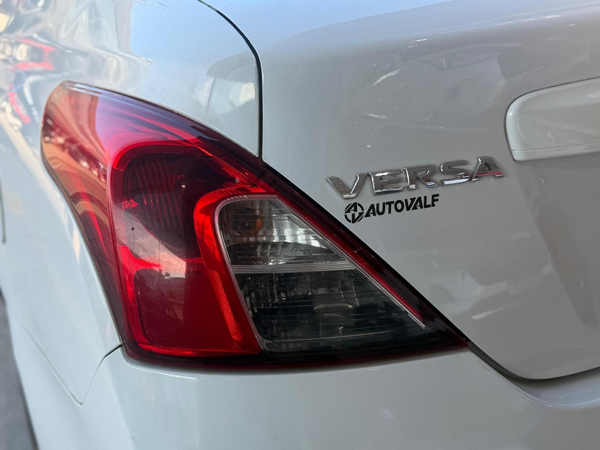 NISSAN Versa Sedan - Foto