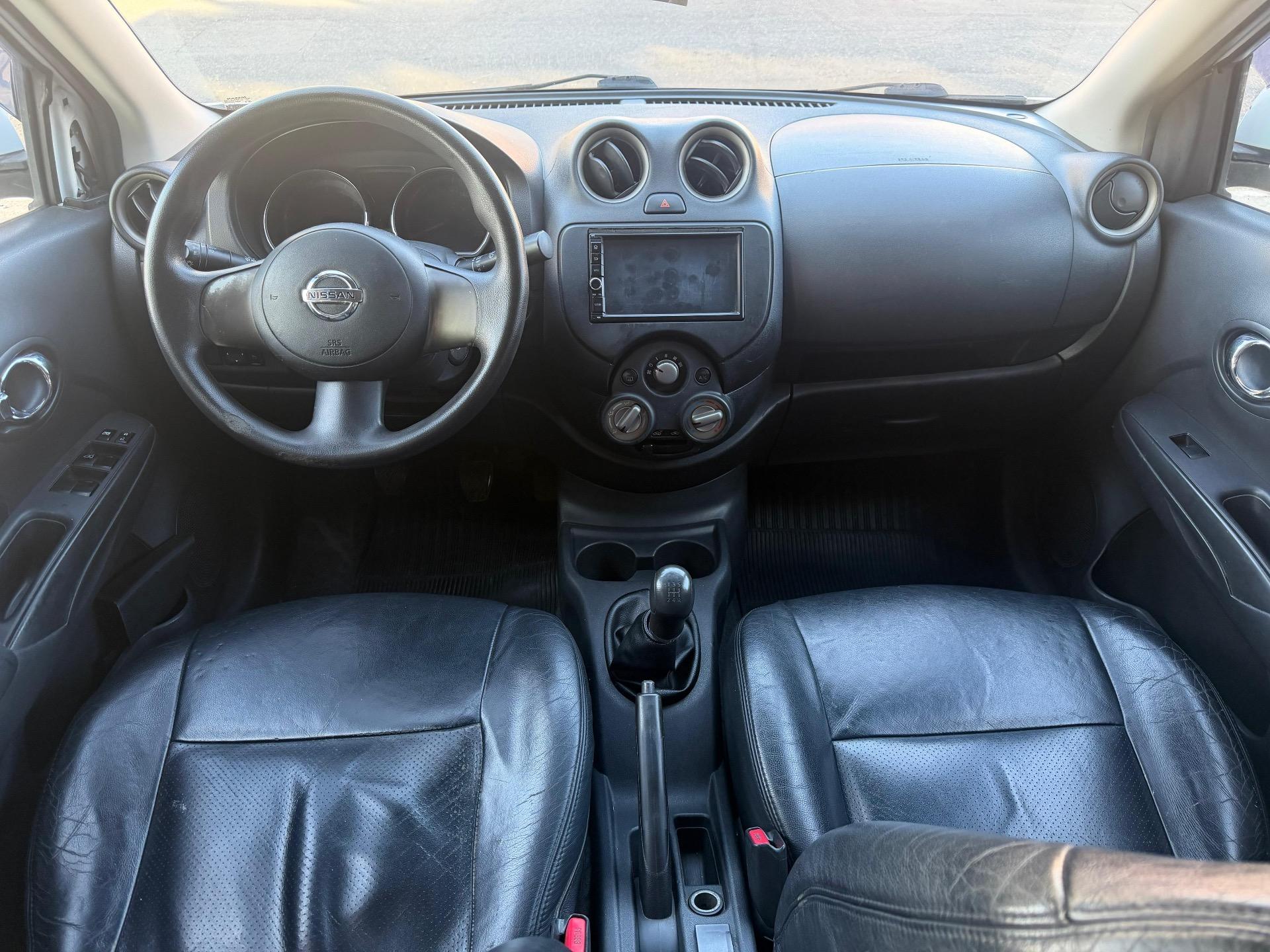 NISSAN Versa Sedan - Foto