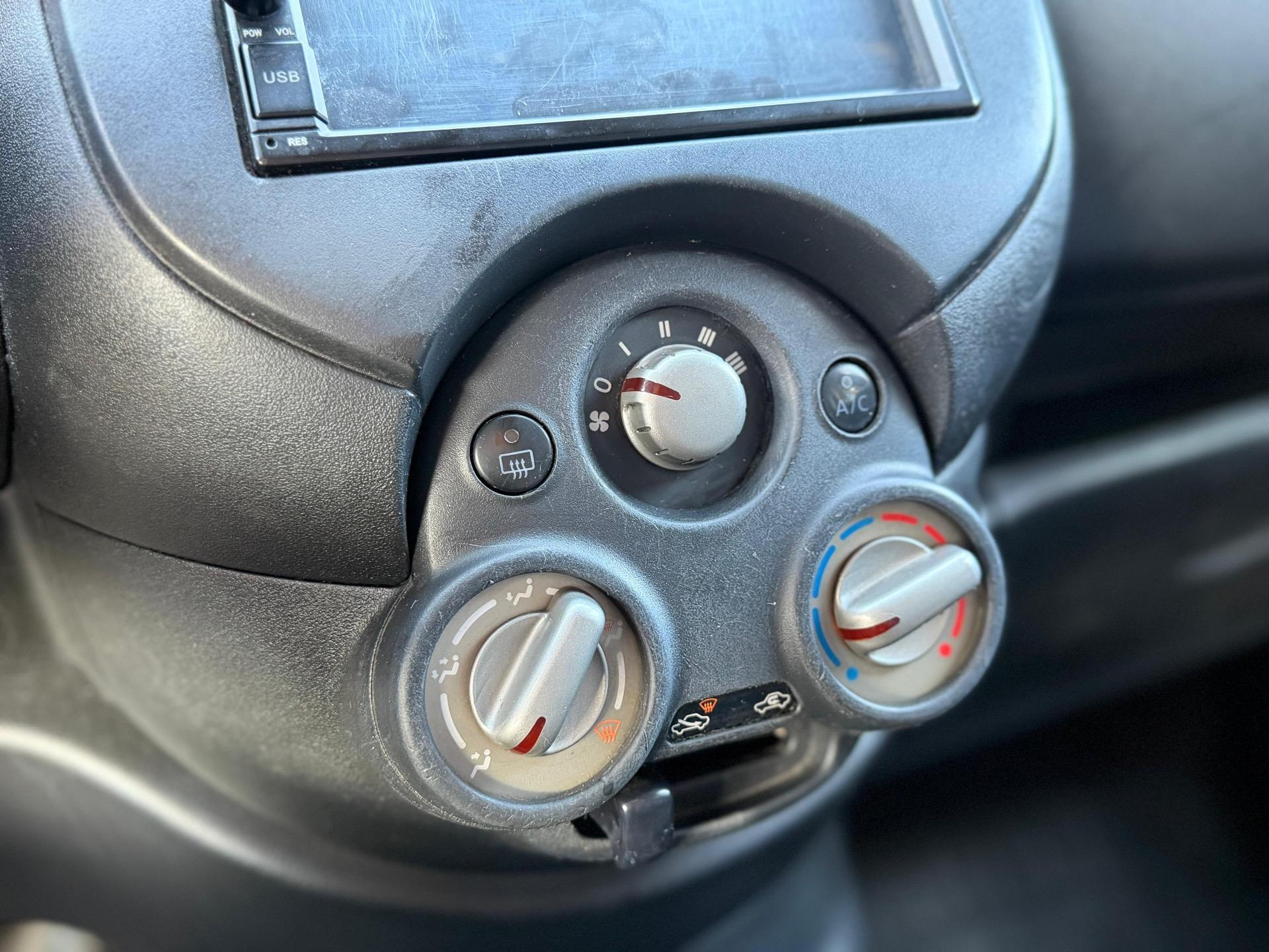 NISSAN Versa Sedan - Foto