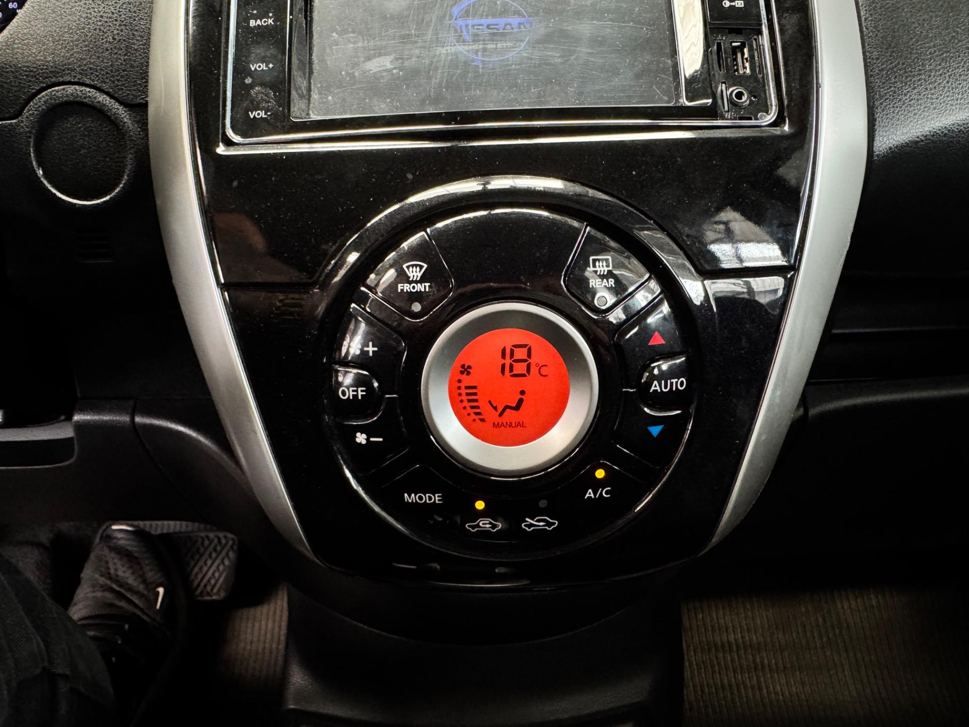 NISSAN Versa Sedan - Foto