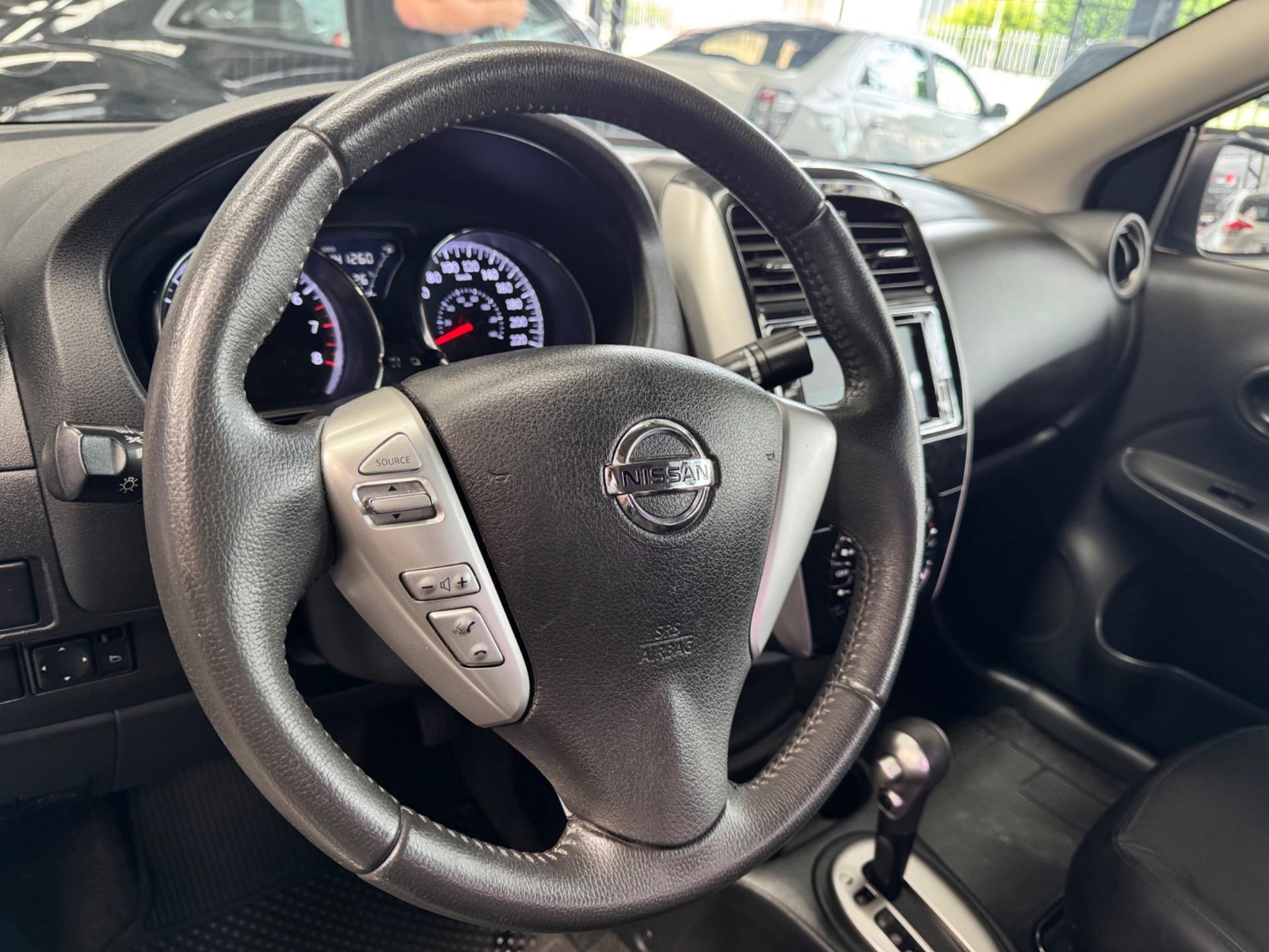 NISSAN Versa Sedan - Foto