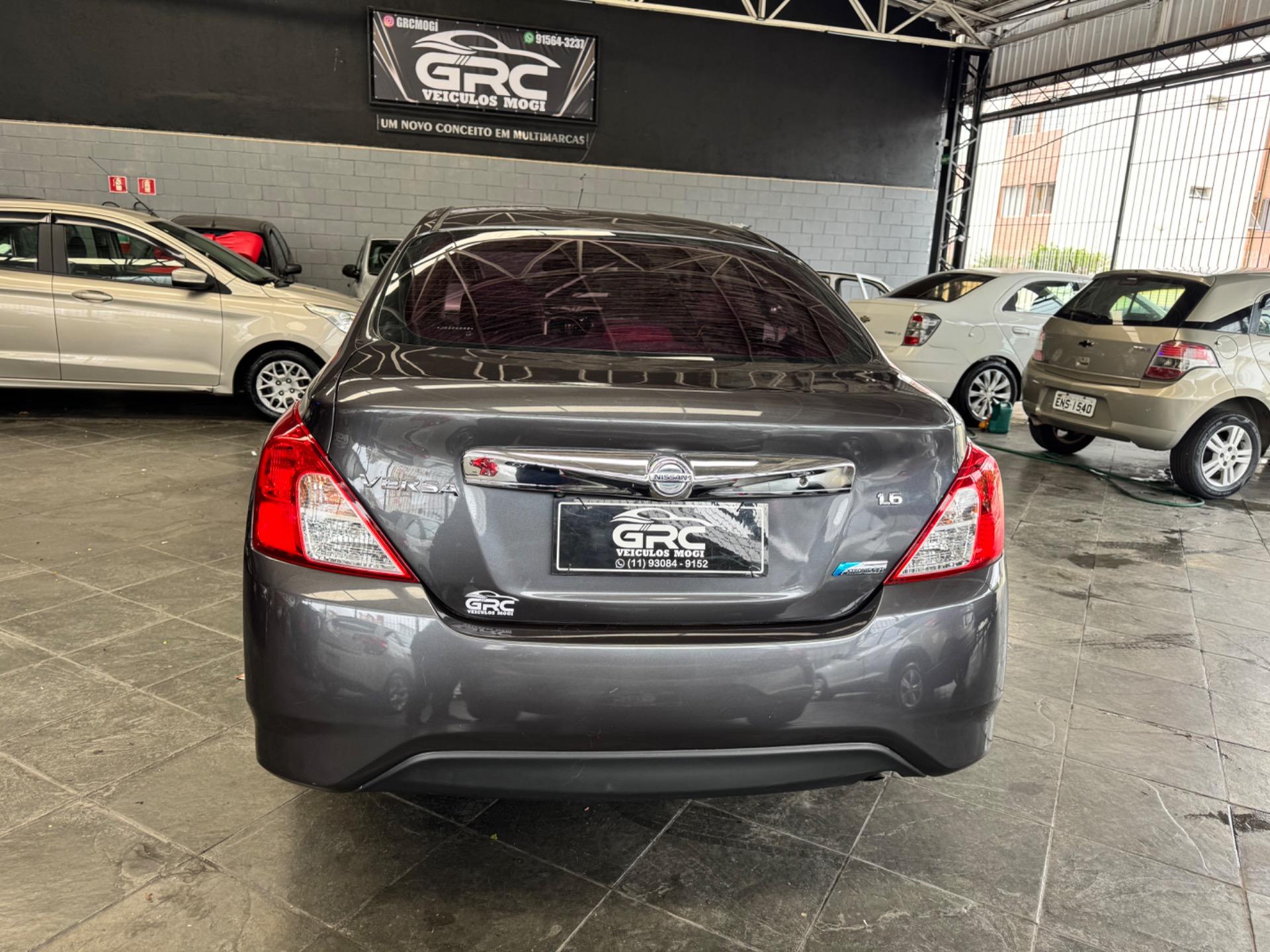 NISSAN Versa Sedan - Foto