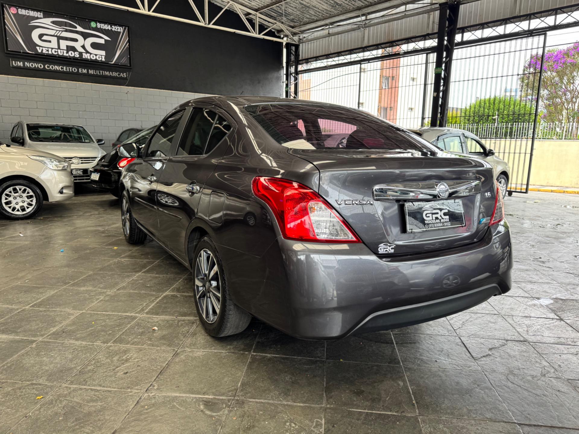 NISSAN Versa Sedan - Foto