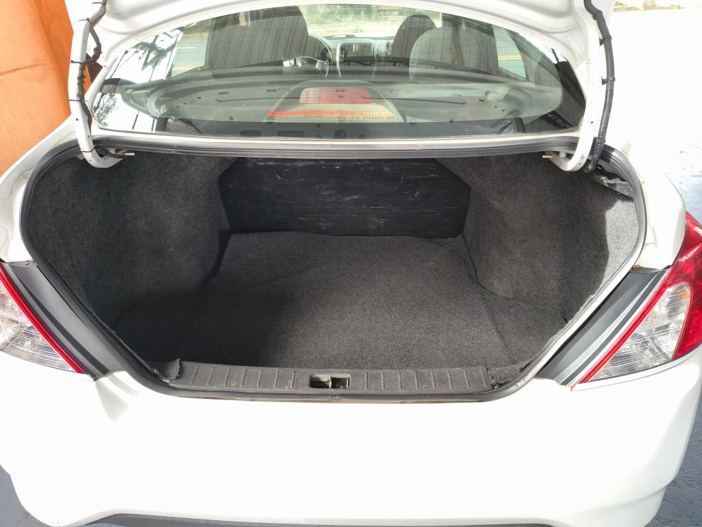 NISSAN Versa Sedan - Foto