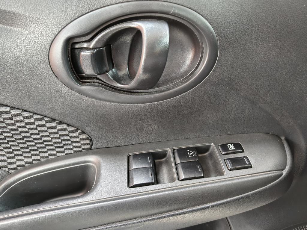 NISSAN Versa Sedan - Foto