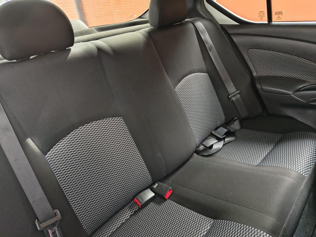 NISSAN Versa Sedan - Foto