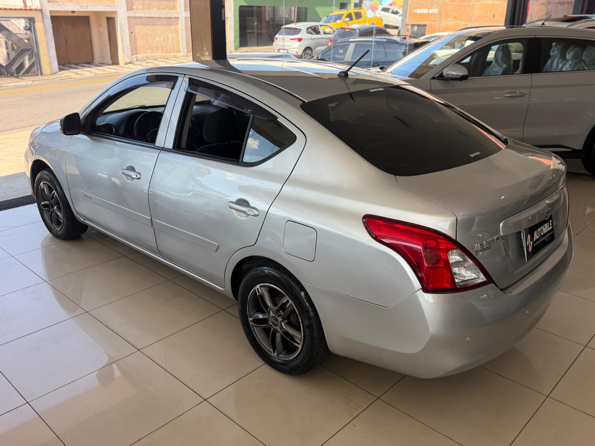 NISSAN Versa Sedan - Foto