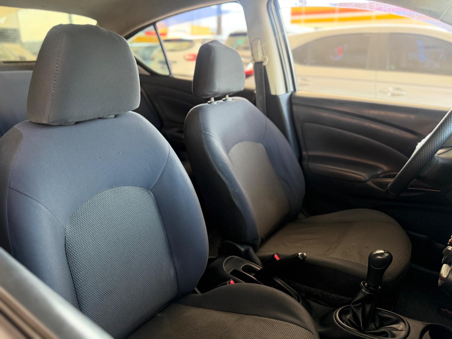 NISSAN Versa Sedan - Foto