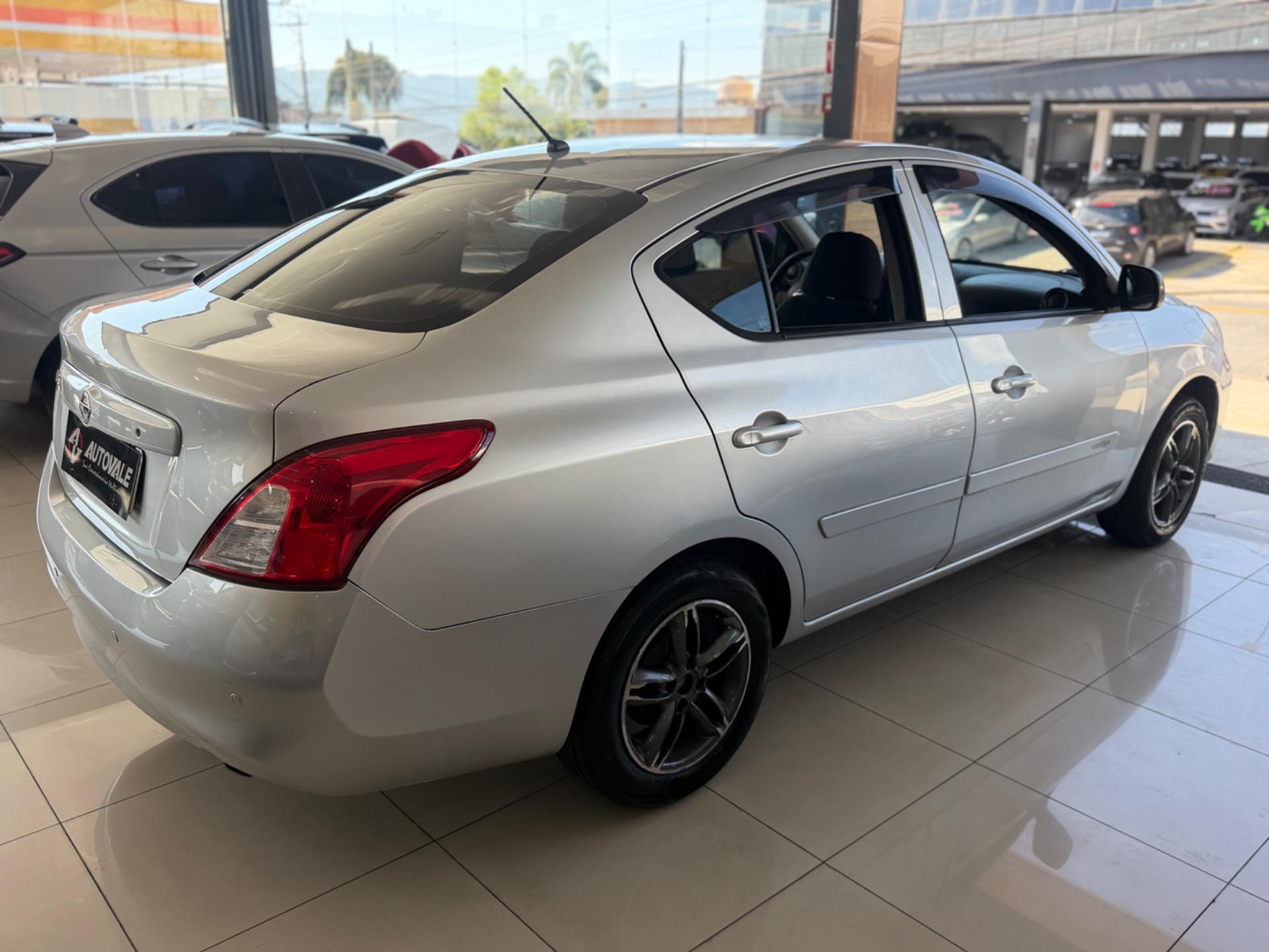 NISSAN Versa Sedan - Foto