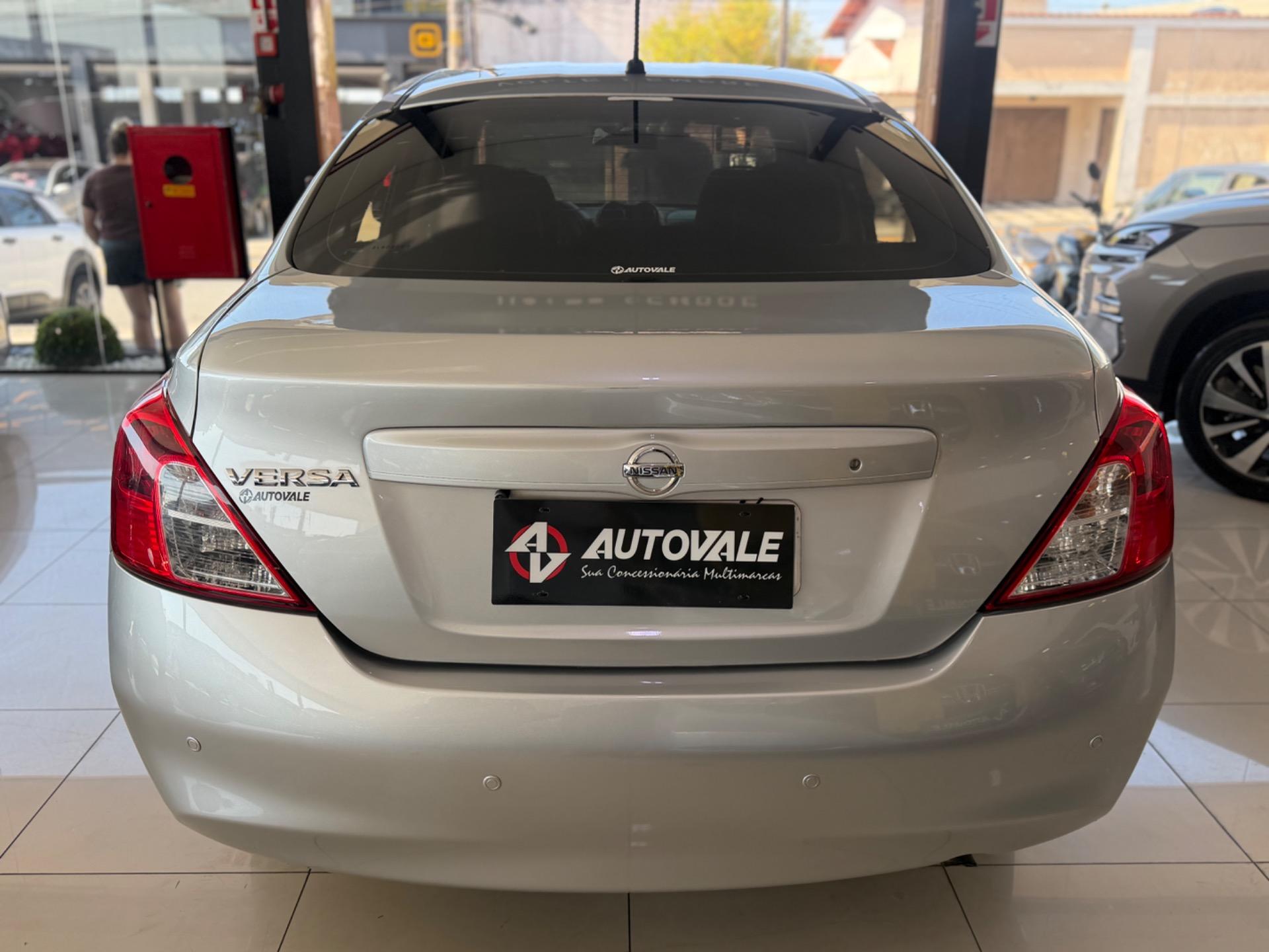 NISSAN Versa Sedan - Foto