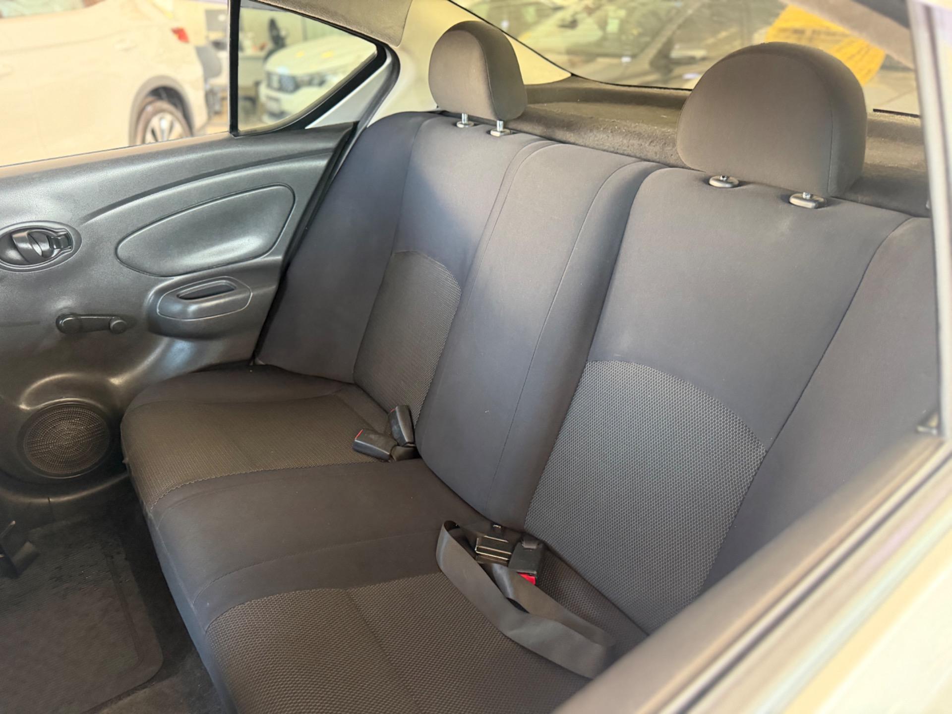 NISSAN Versa Sedan - Foto