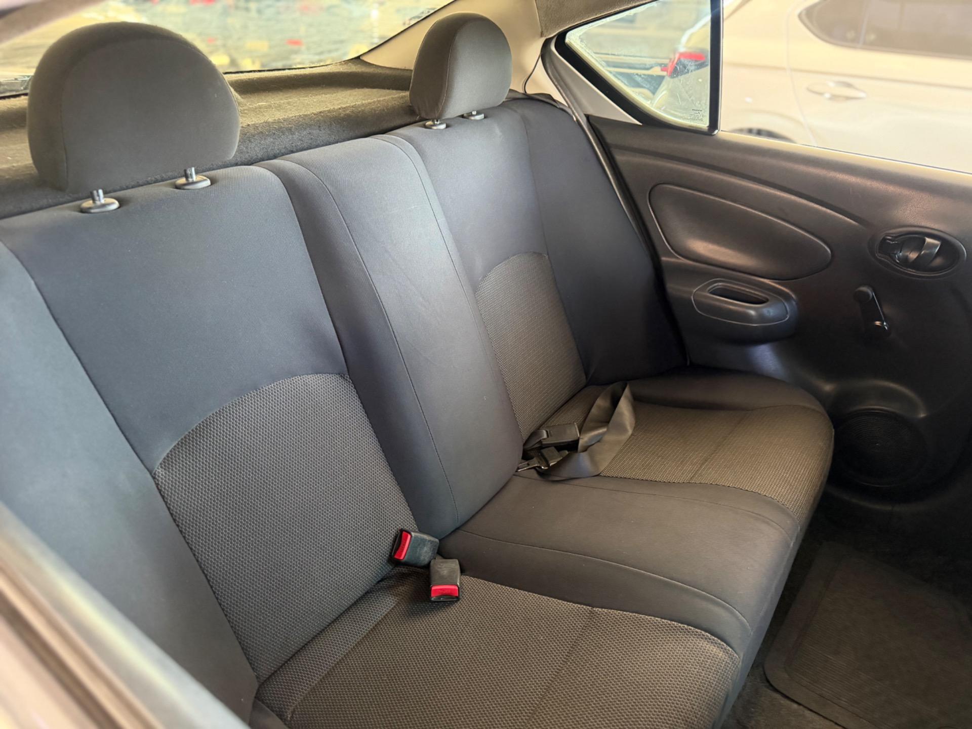 NISSAN Versa Sedan - Foto