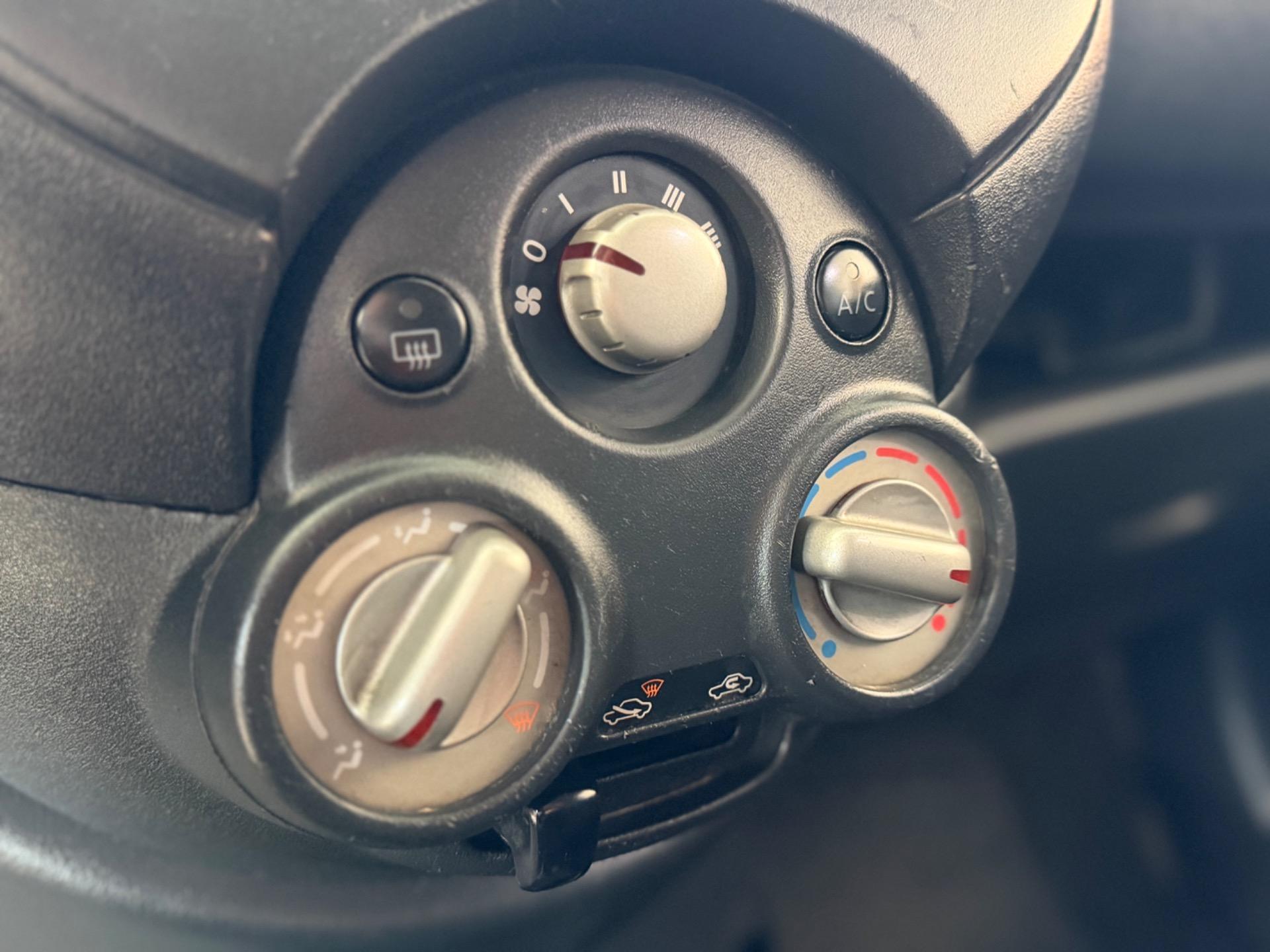 NISSAN Versa Sedan - Foto