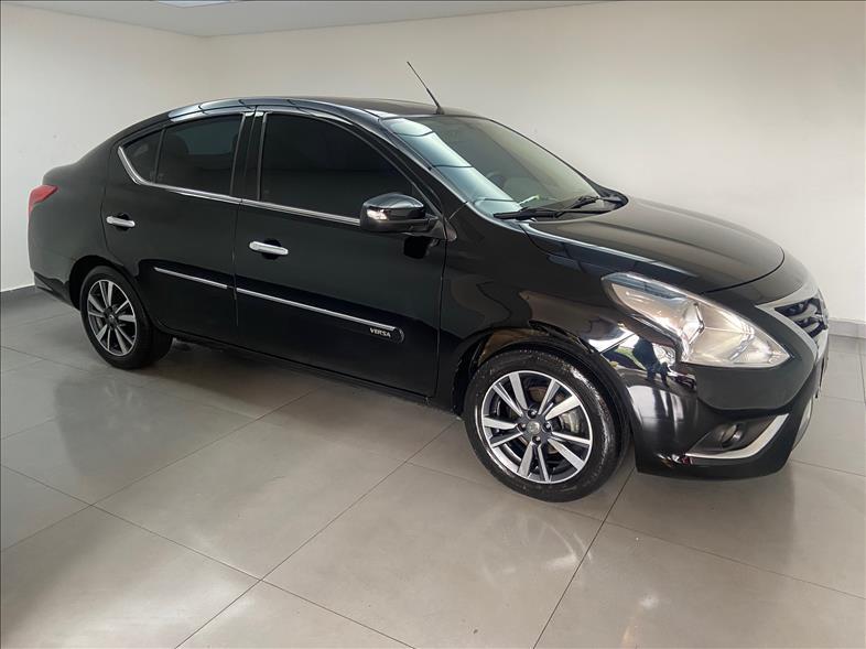 NISSAN Versa Sedan - Foto