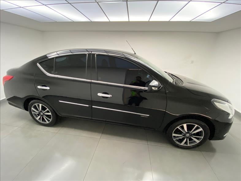 NISSAN Versa Sedan - Foto