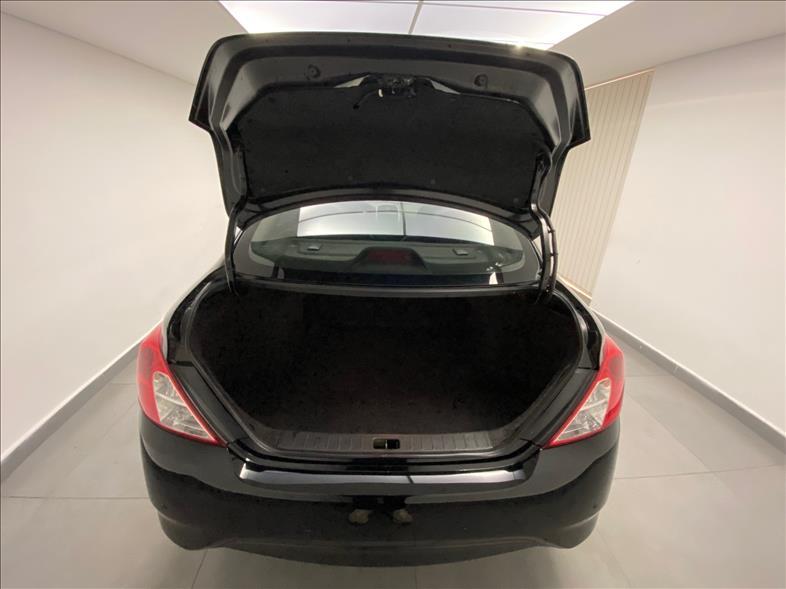 NISSAN Versa Sedan - Foto