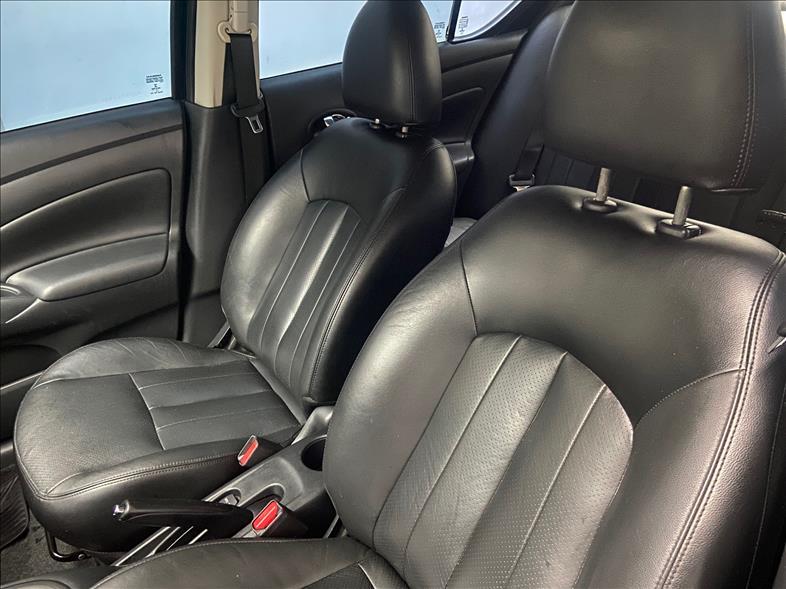 NISSAN Versa Sedan - Foto