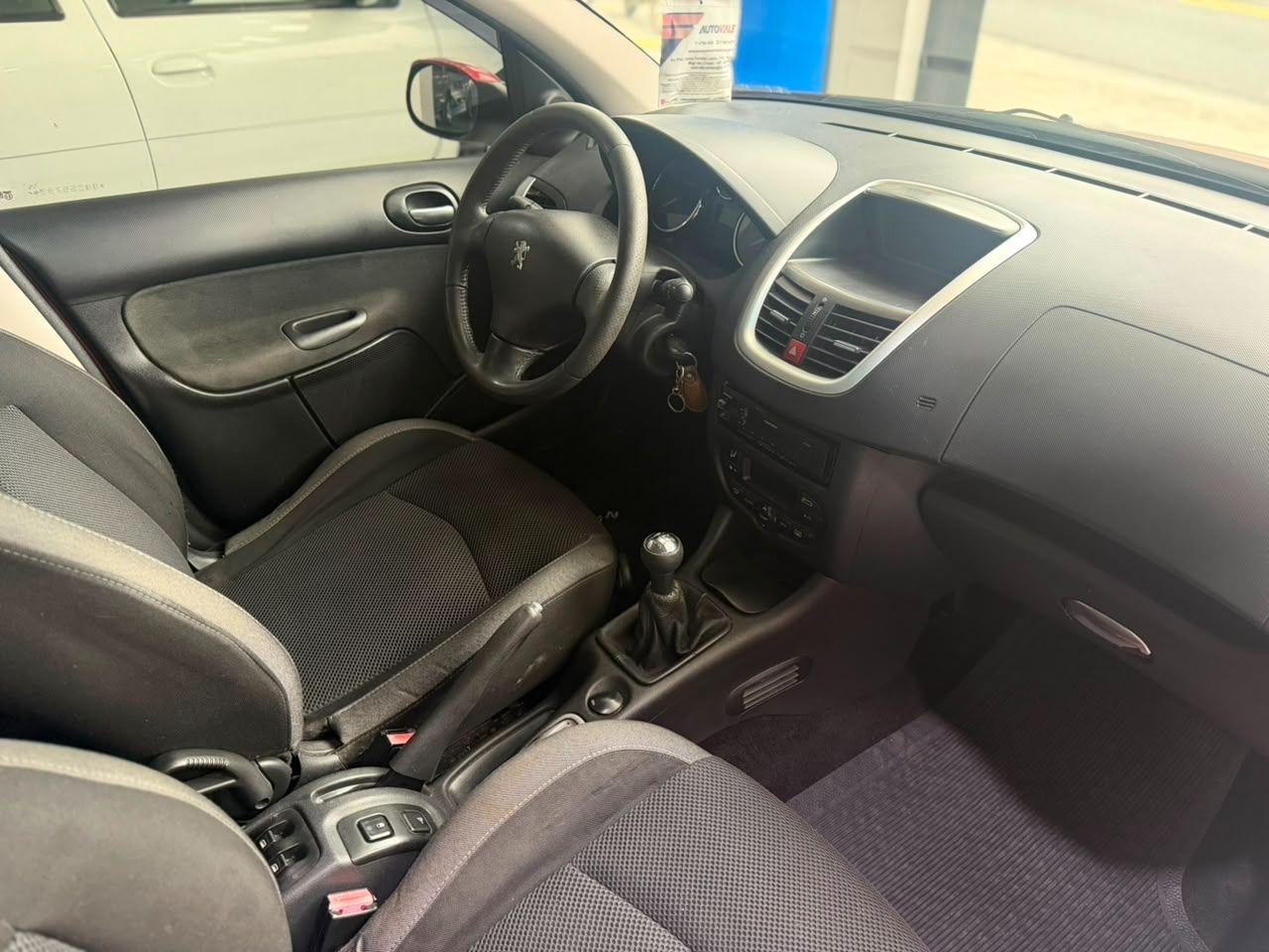 PEUGEOT 207 Hatch - Foto