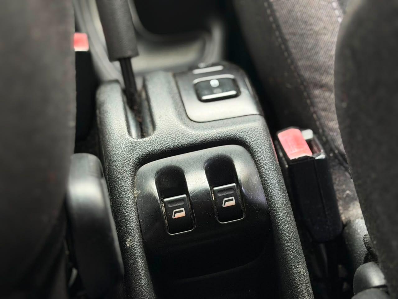 PEUGEOT 207 Hatch - Foto