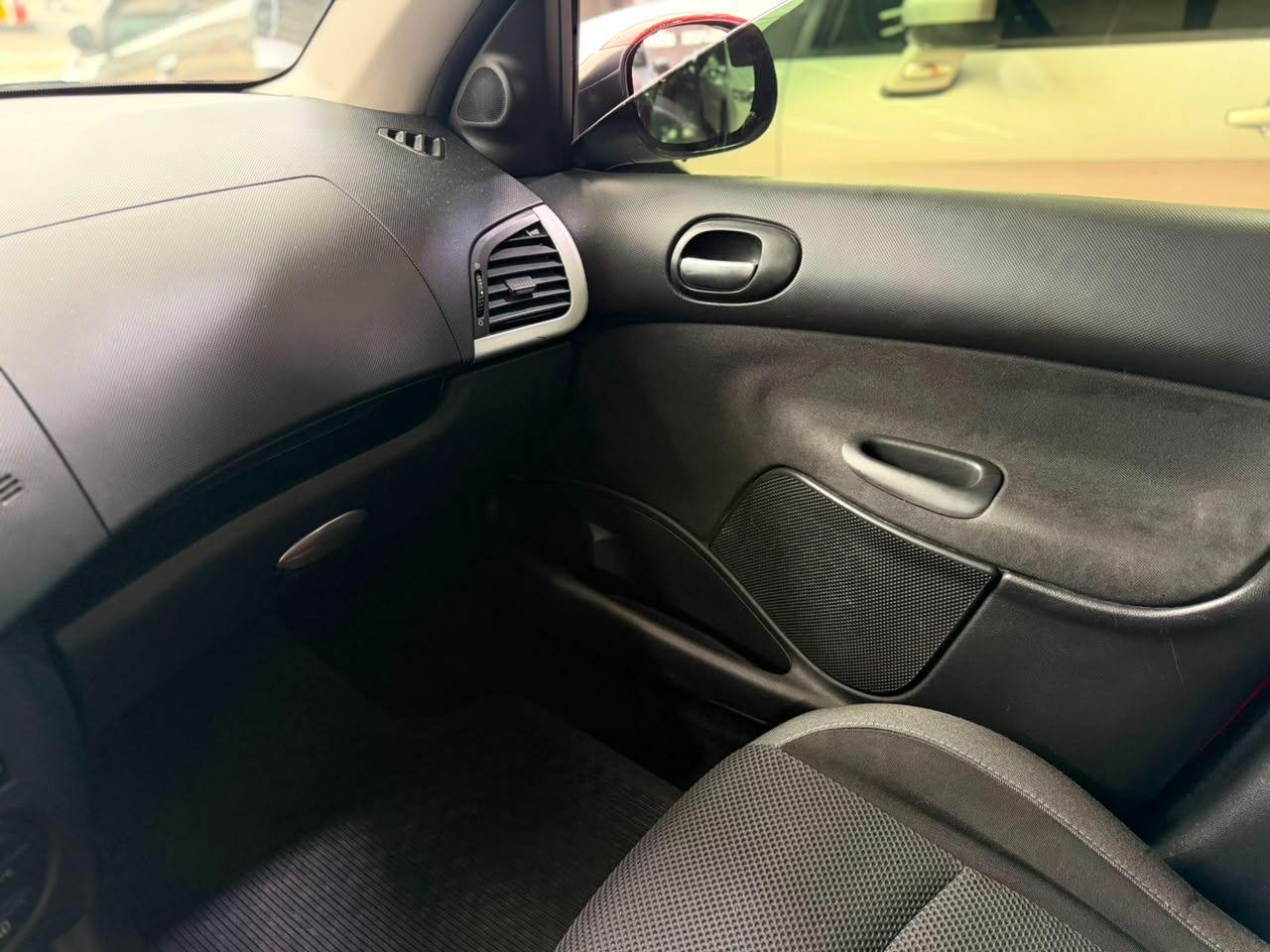 PEUGEOT 207 Hatch - Foto
