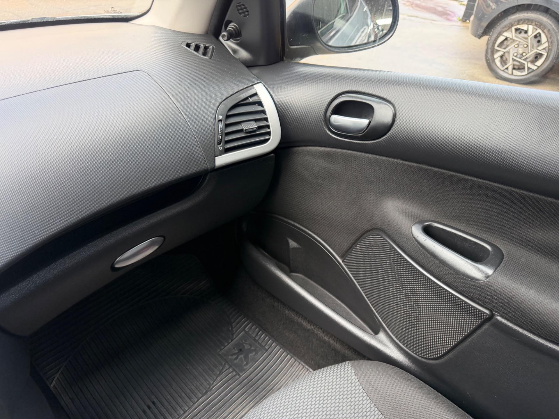 PEUGEOT 207 Hatch - Foto