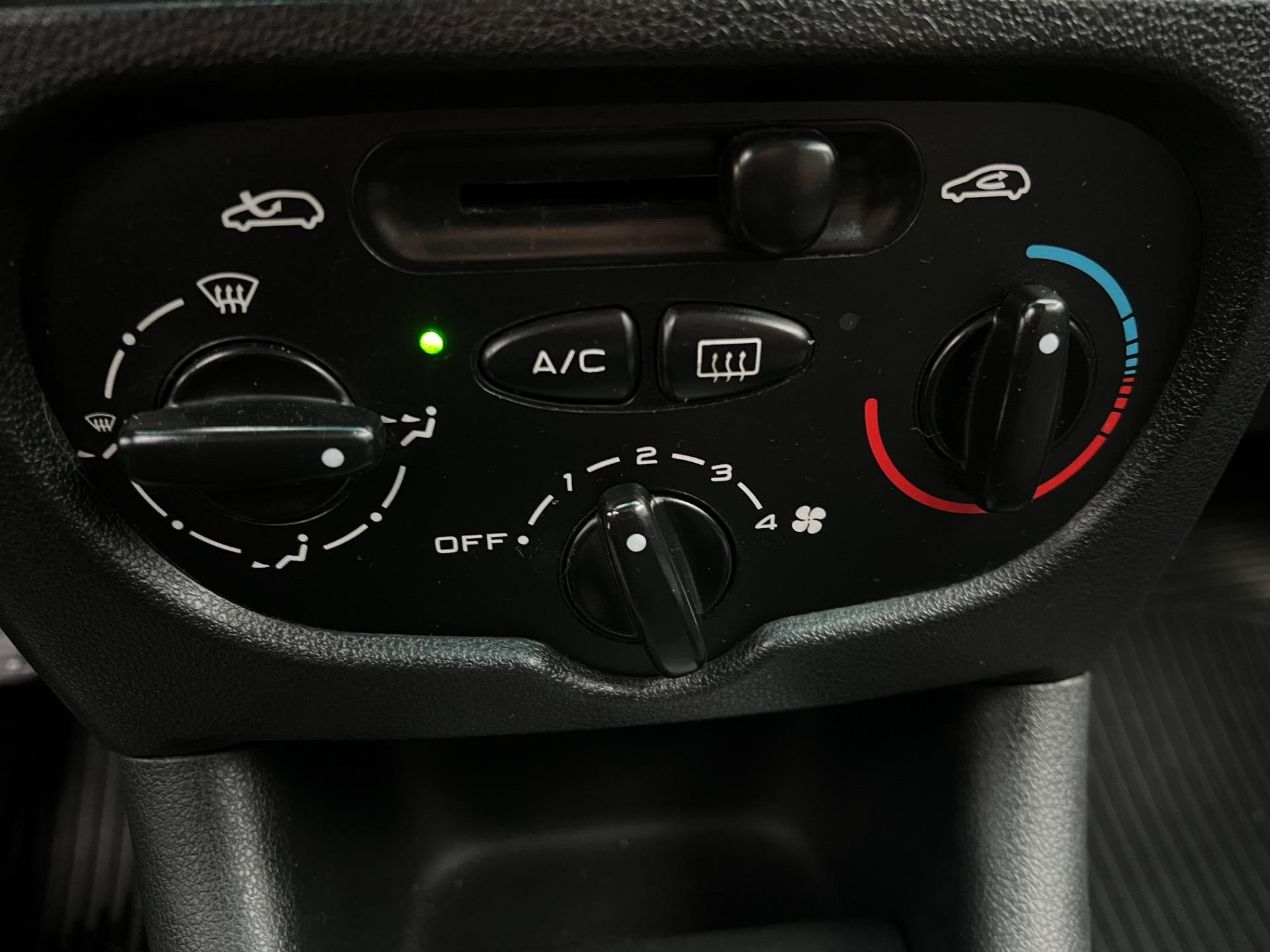 PEUGEOT 207 Sedan - Foto