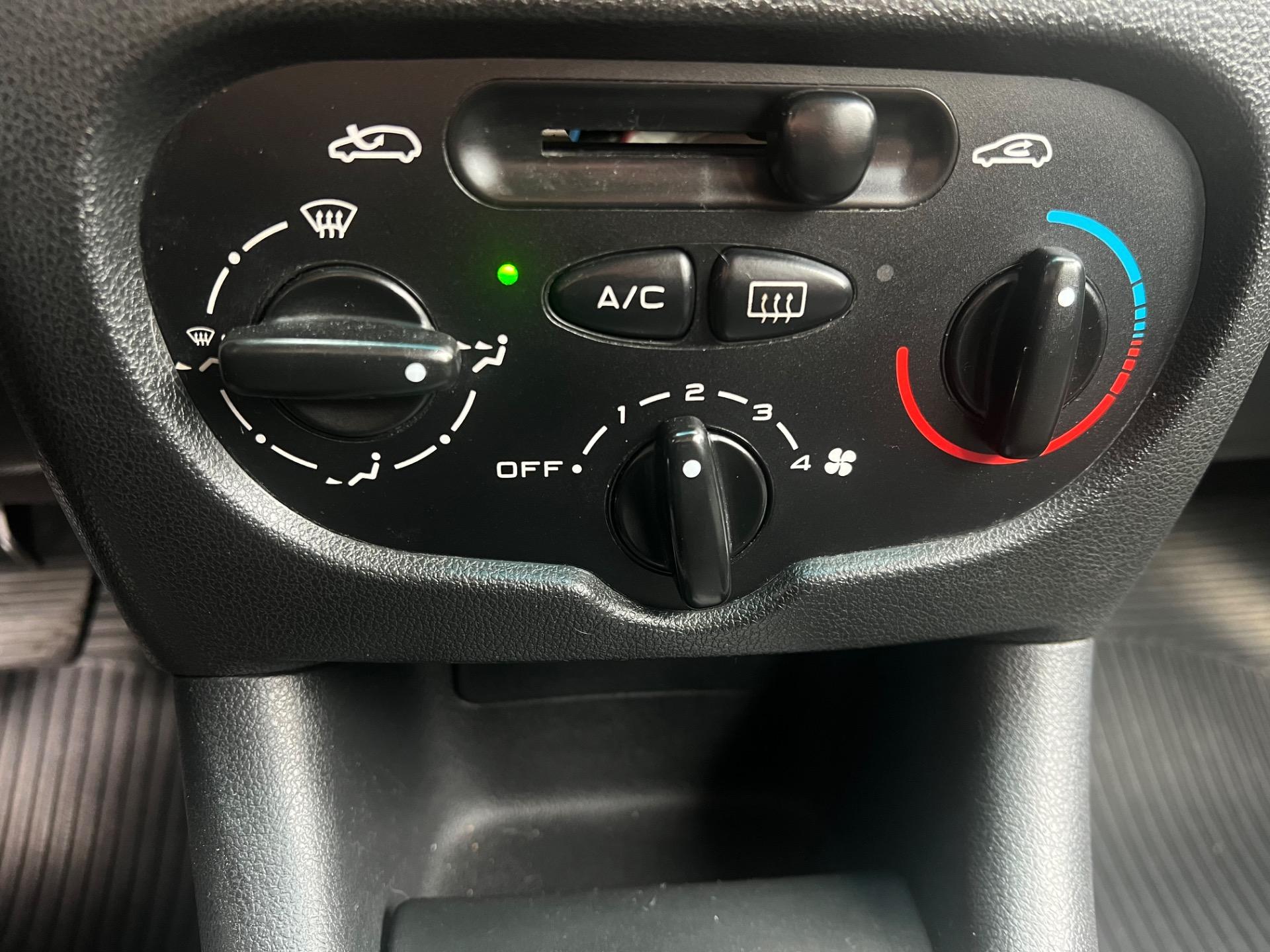 PEUGEOT 207 Sedan - Foto