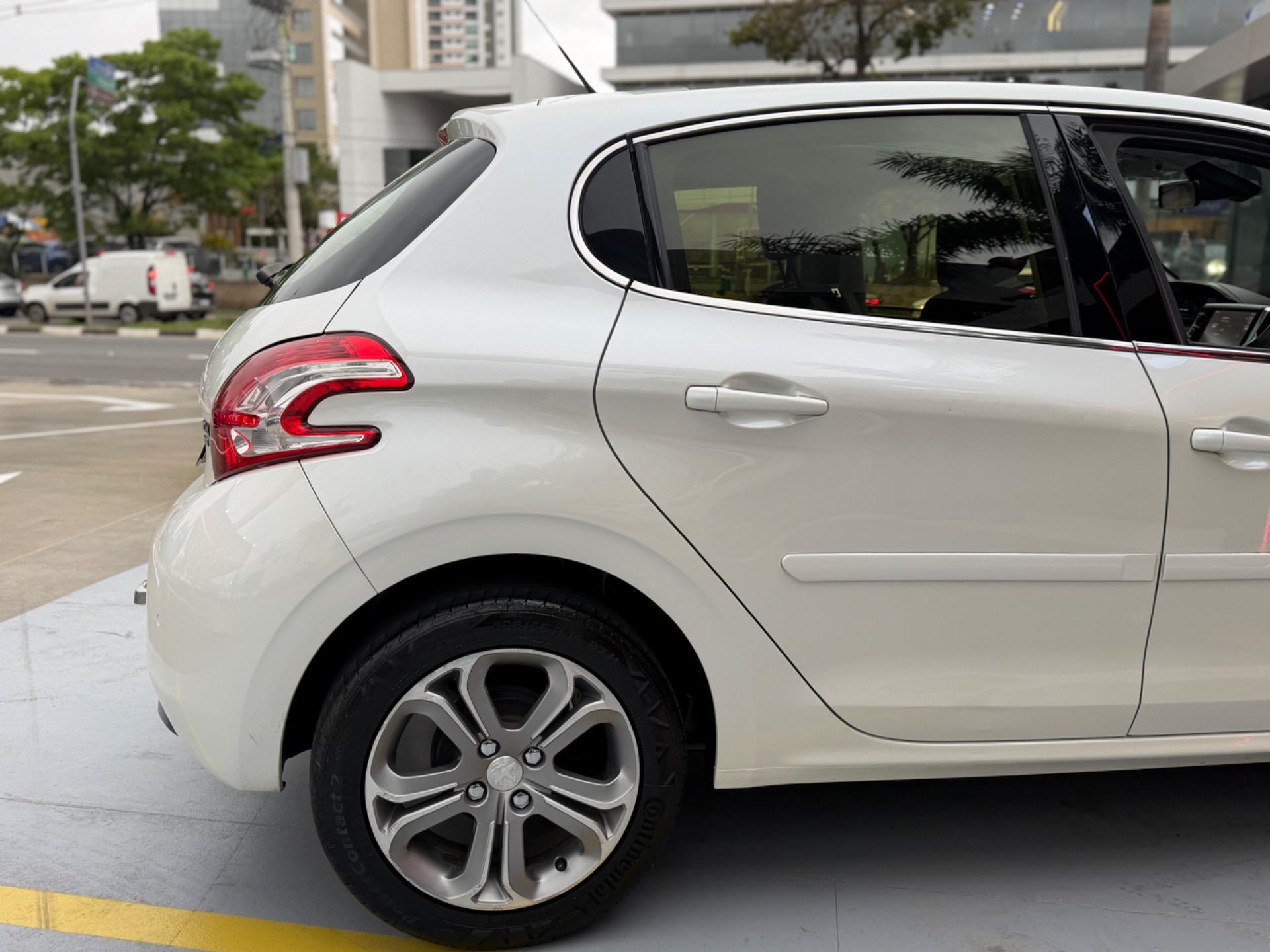 PEUGEOT 208 - Foto