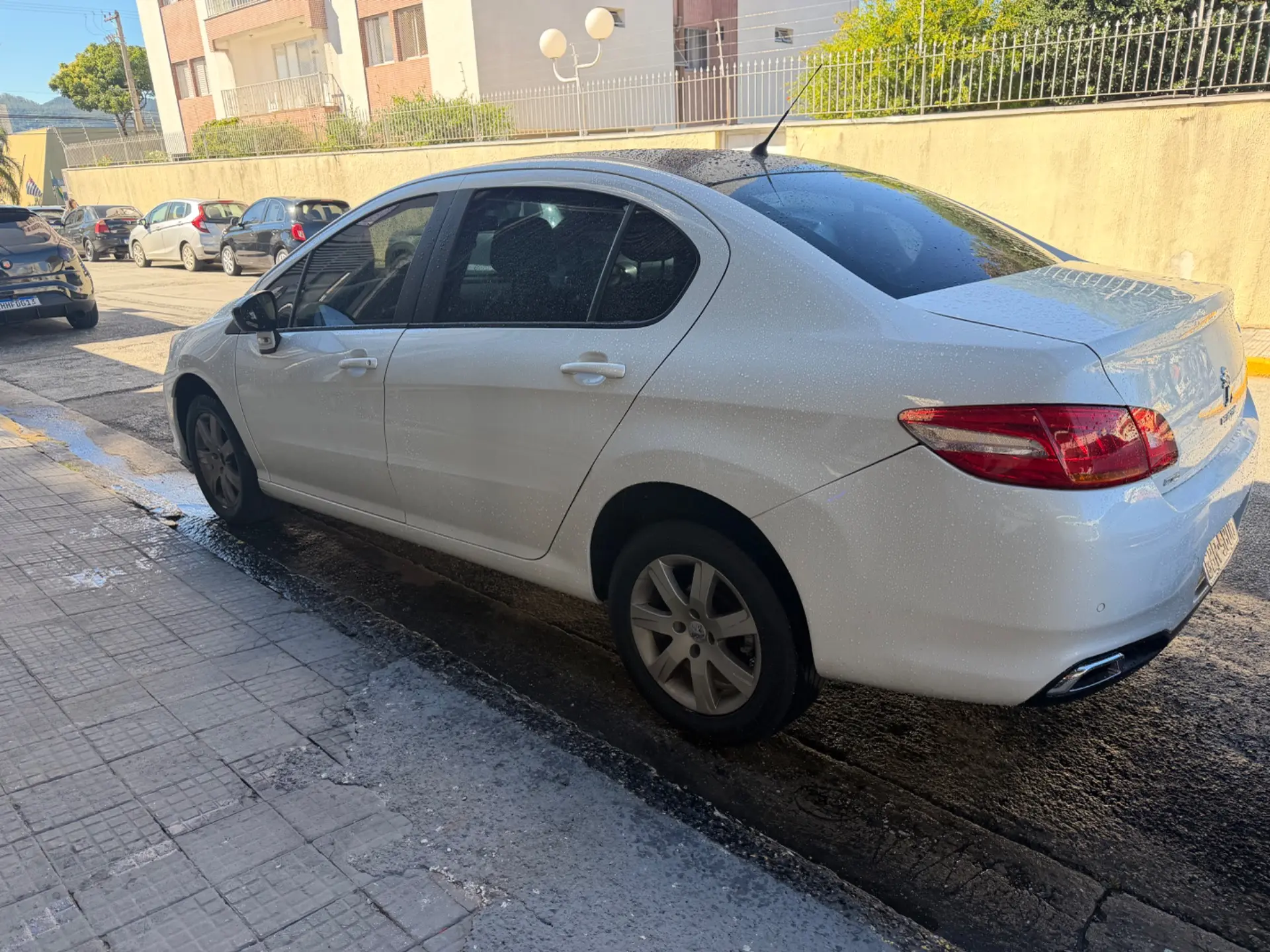 PEUGEOT 408 Sedan - Foto