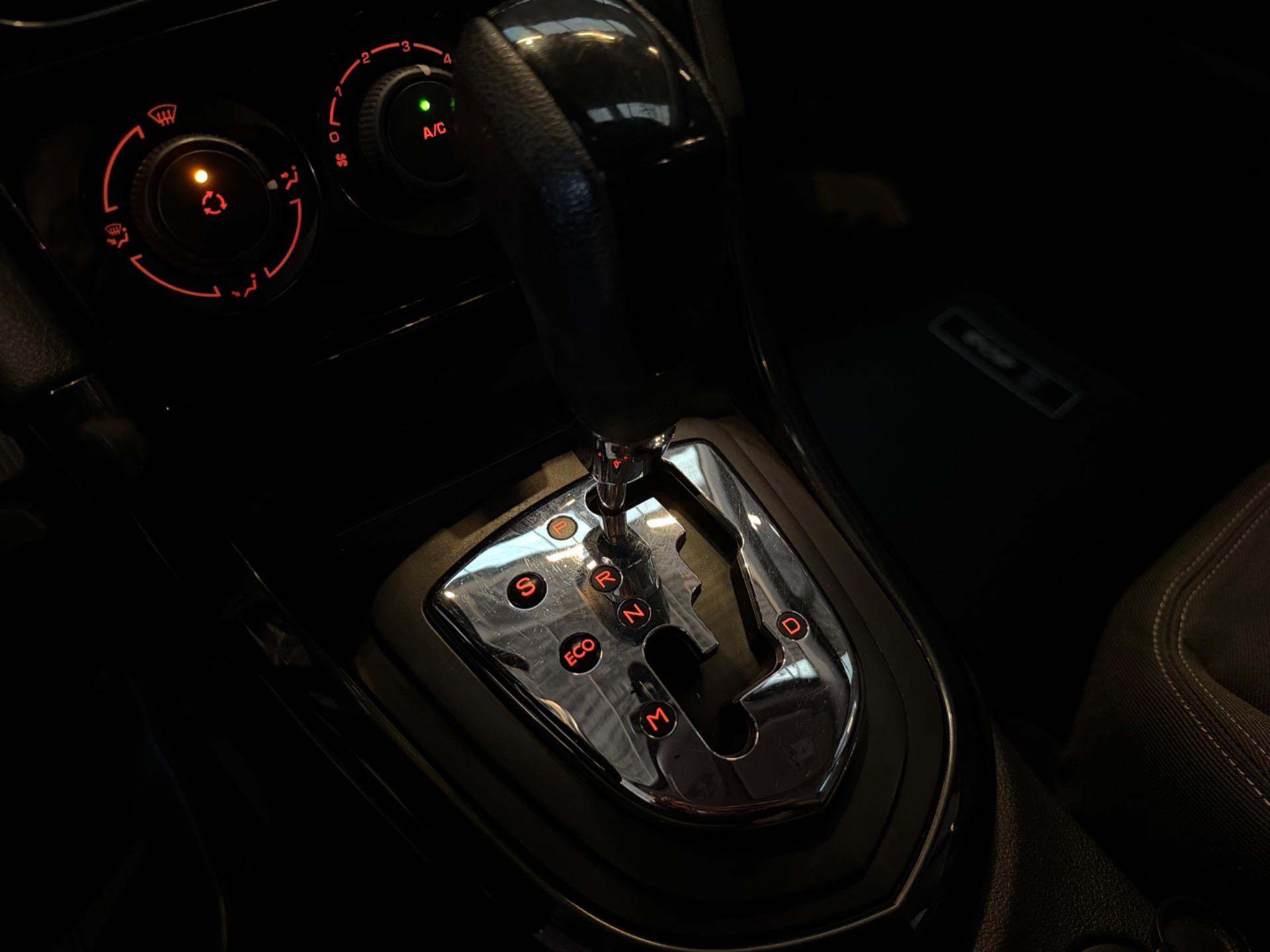 PEUGEOT 408 Sedan - Foto