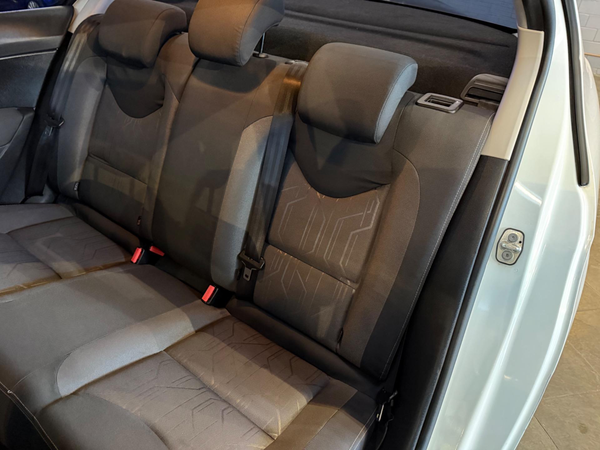 PEUGEOT 408 Sedan - Foto
