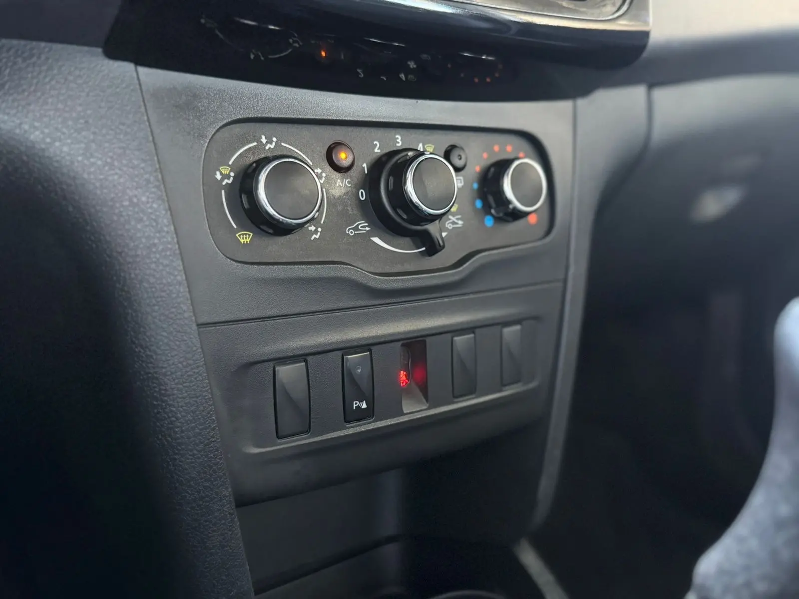 RENAULT Logan - Foto