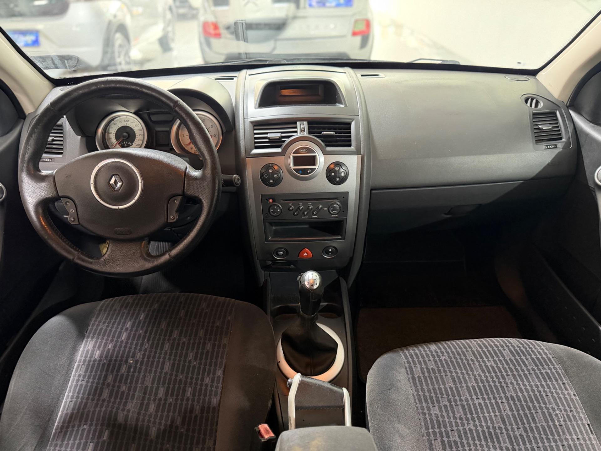 RENAULT Megane Sedan - Foto