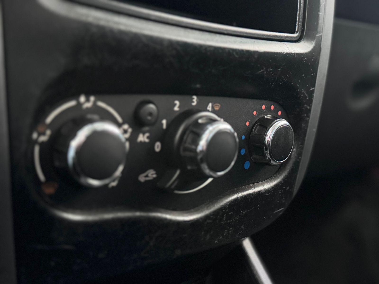 RENAULT Sandero - Foto