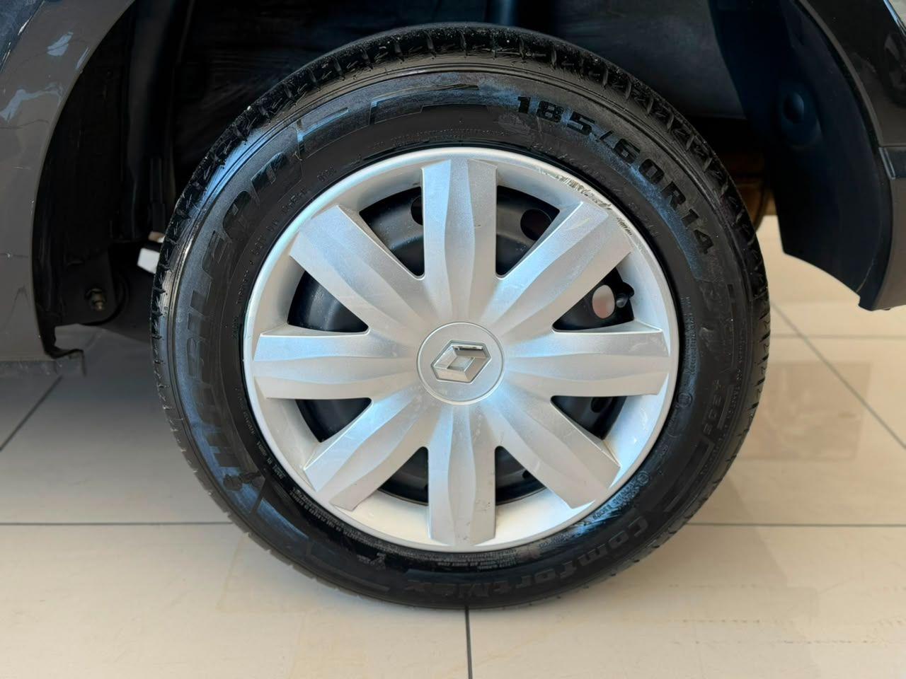 RENAULT Sandero - Foto