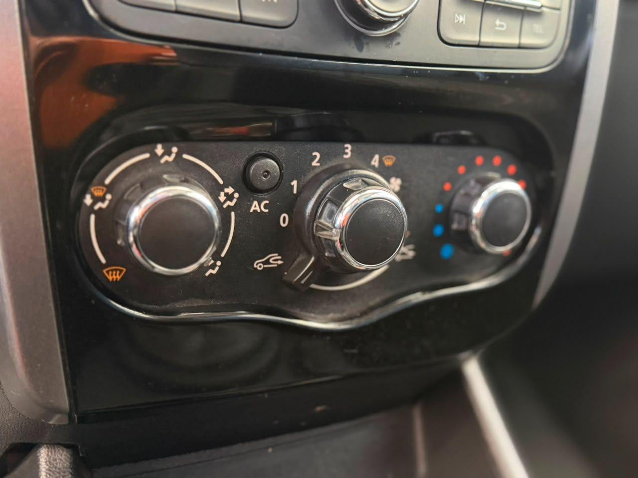 RENAULT Sandero - Foto