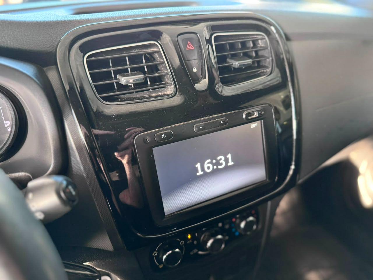 RENAULT Sandero - Foto
