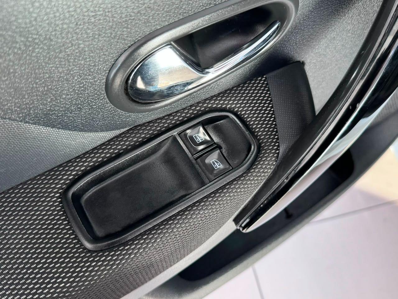 RENAULT Sandero - Foto