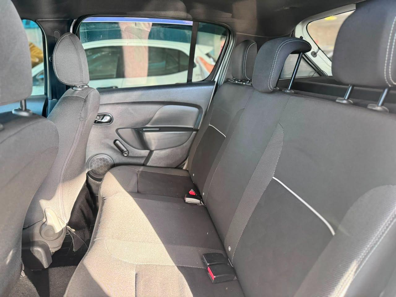 RENAULT Sandero - Foto