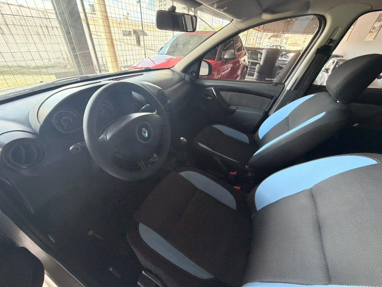 RENAULT Sandero - Foto