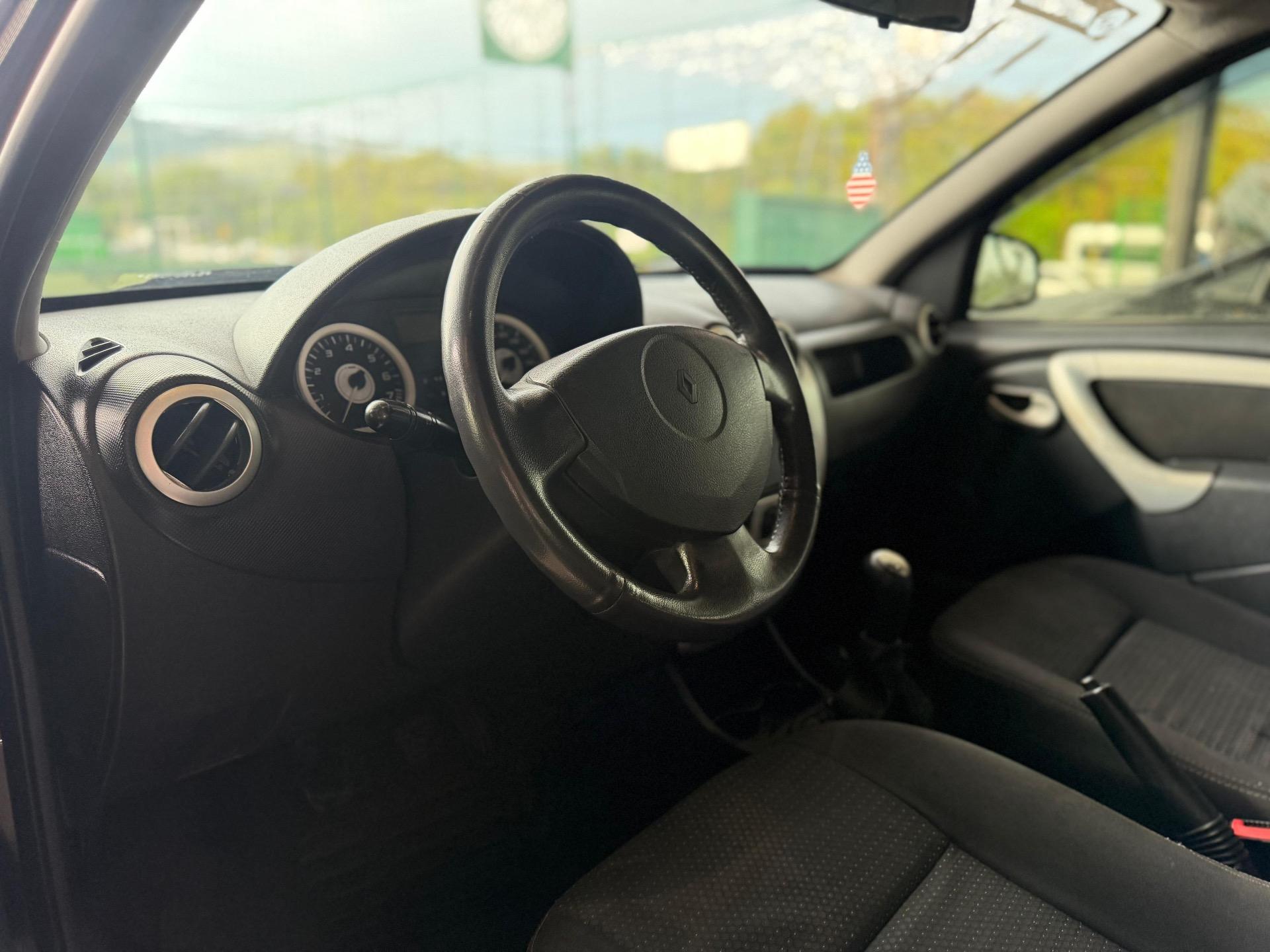 RENAULT Sandero - Foto