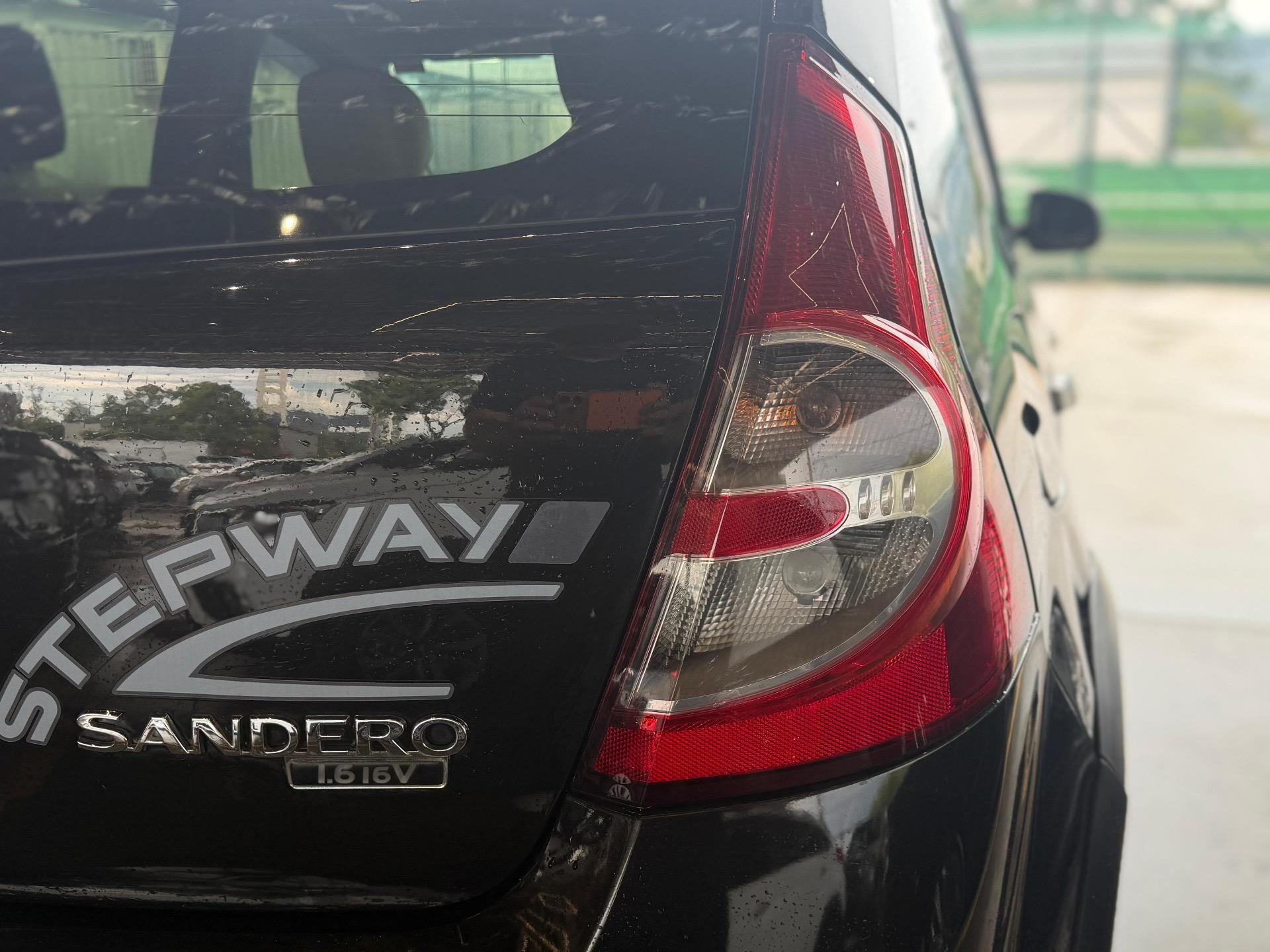 RENAULT Sandero - Foto