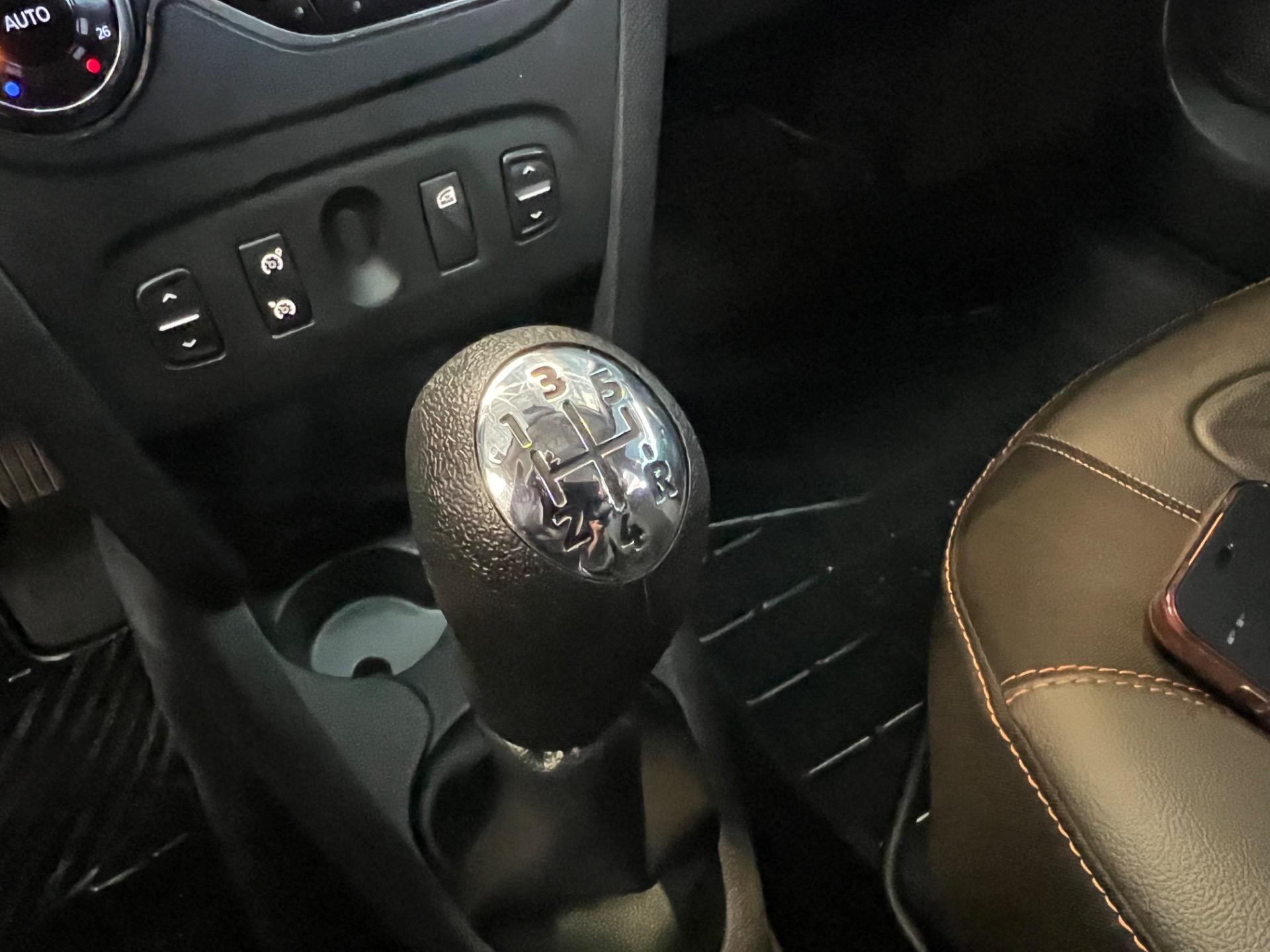 RENAULT Sandero - Foto