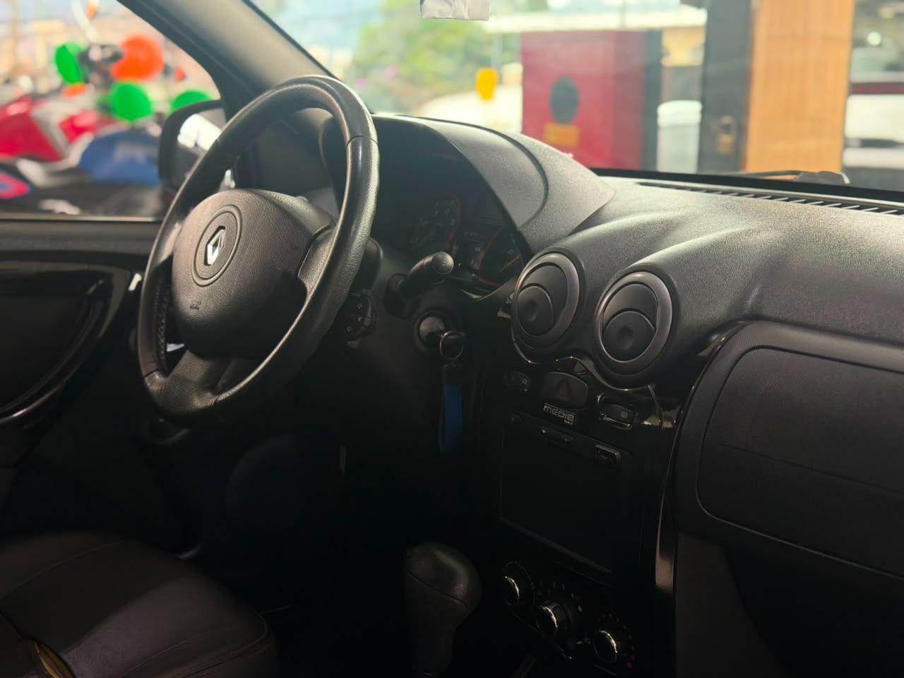RENAULT Sandero - Foto