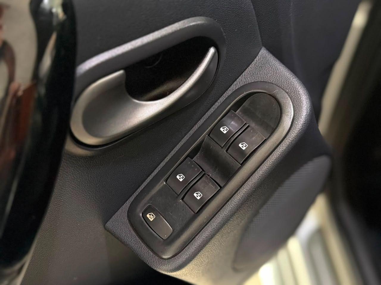 RENAULT Sandero - Foto