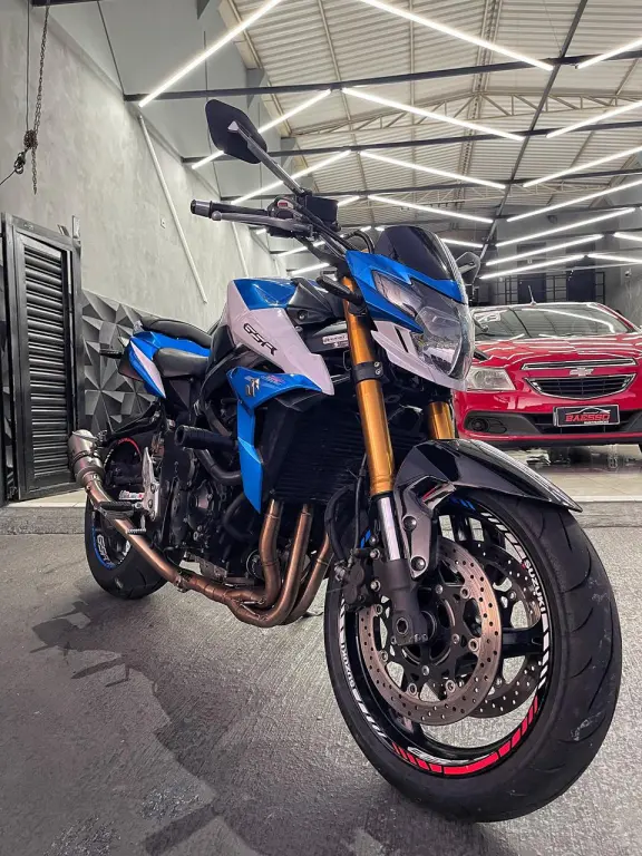 SUZUKI GSR 750 - Foto