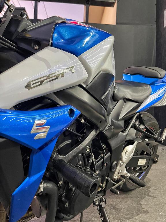 SUZUKI GSR 750 - Foto